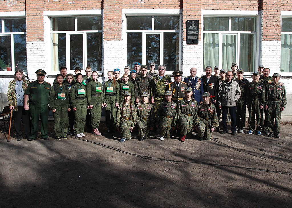 Гости митинга у мемориальной доски
