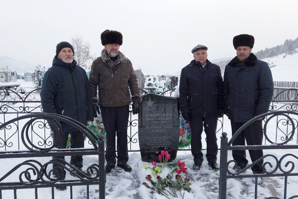 Возложение цветов к плитам