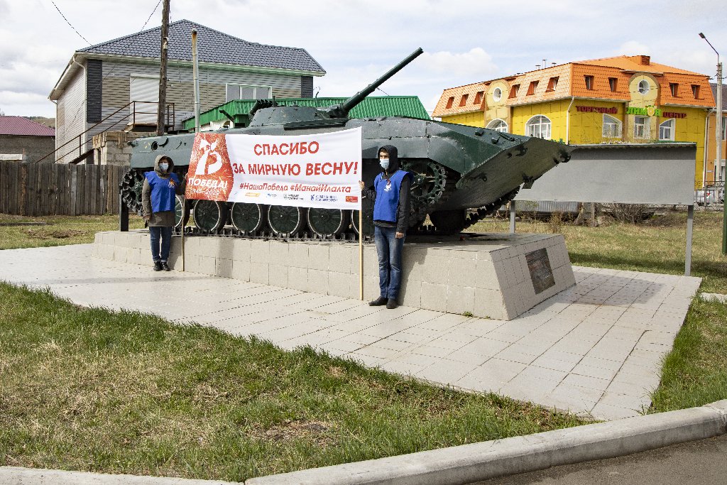 Возложение цветов к БМП