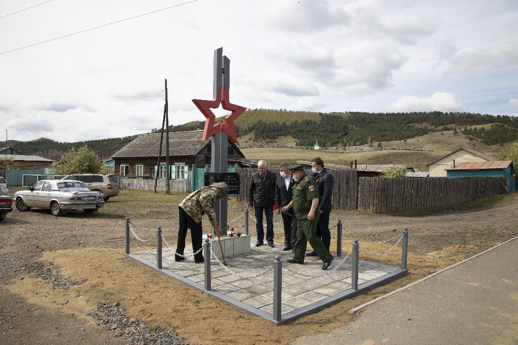 Участники церемонии у БМП