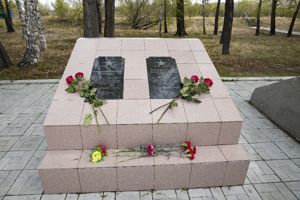 Жители у мемориальных плит