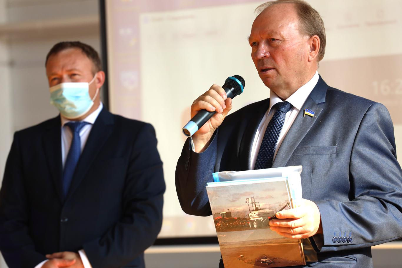 Памятный подарок спорткомплексу от Народного Хурала