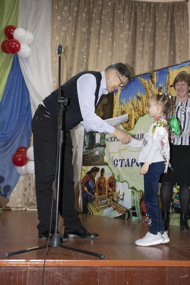 Ученица с дипломом конференции