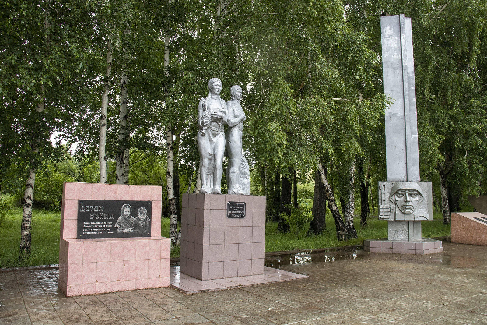 Участники митинга со свечами