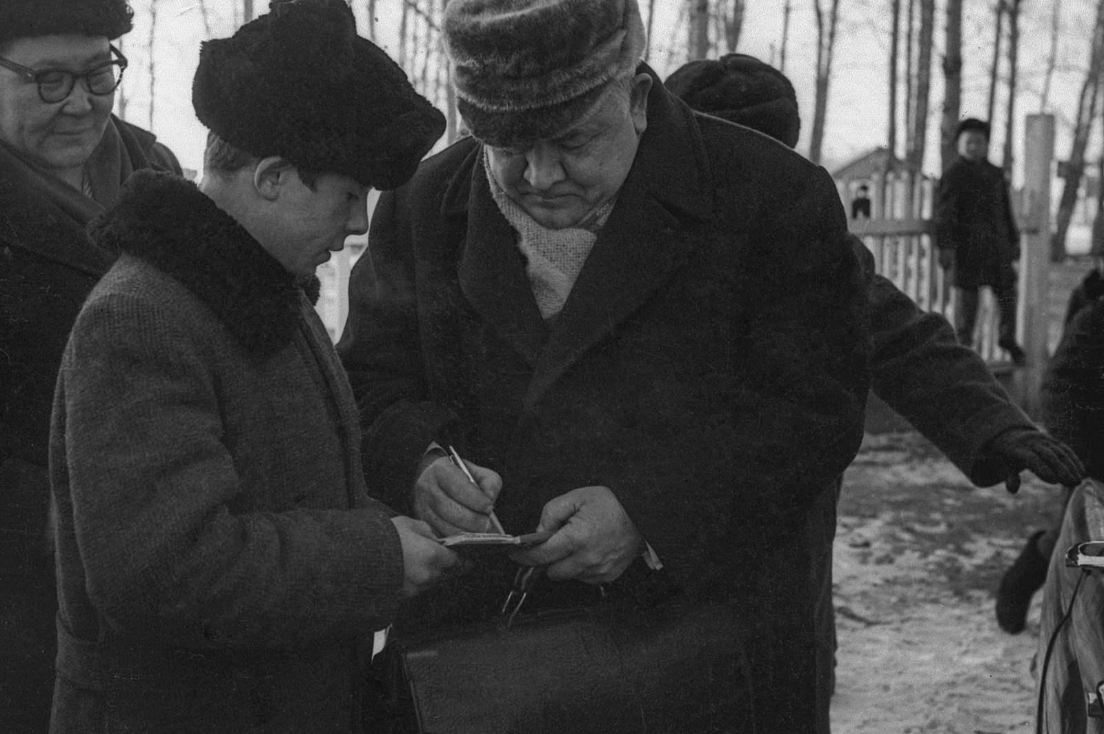 Борис Андреев на сцене бичурского кинотеатра