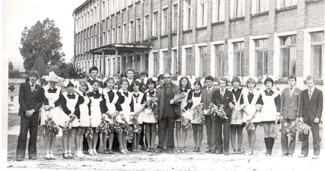 Vypusk__1981g._10-B._Klassnyy_rukovoditel_Tyuryuhanov_G.G..jpg