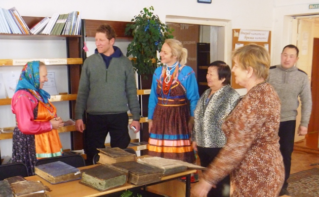 Чтение книг старообрядцев.JPG