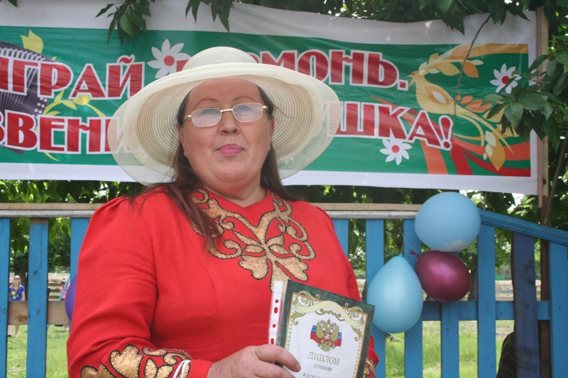 Полина Федотова с дипломом.JPG