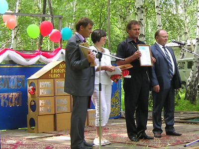 депутат вручает награды.jpg